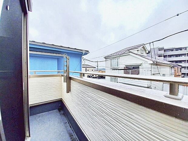 ■ 心地よい風と光を感じる、くつろぎのバルコニー