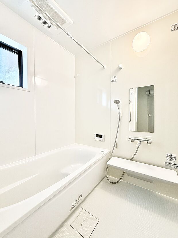 ■落ち着いた色合いの壁面、ゆっくり寛げるバスルーム