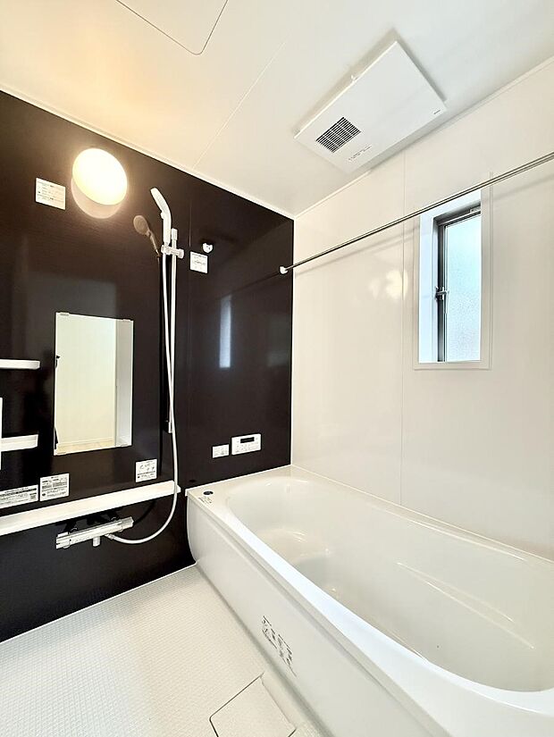 ■落ち着いた色合いの壁面、ゆっくり寛げるバスルーム