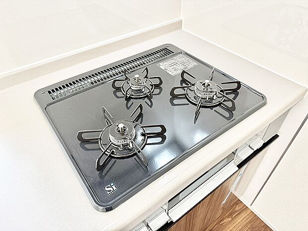 ■3口コンロのシステムキッチンで料理の手順もスムーズに