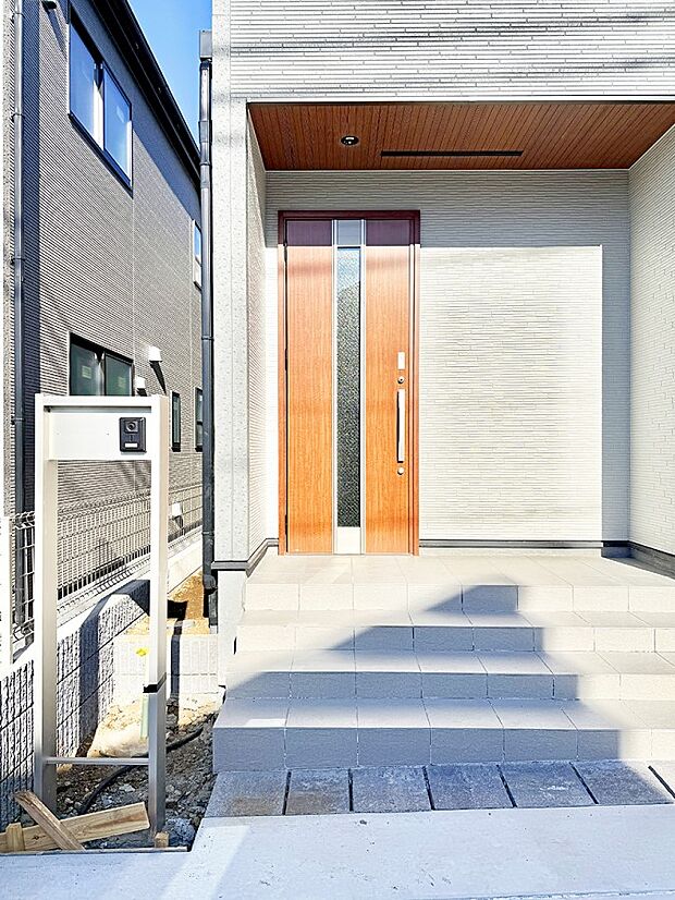 ■ シンプルで美しく、住まいの第一印象を彩る玄関です