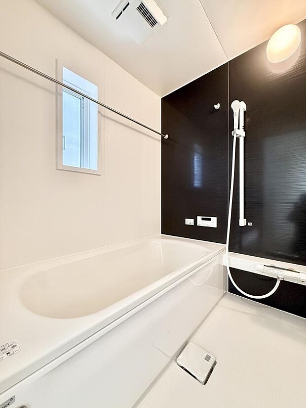 ■落ち着いた色合いの壁面、ゆっくり寛げるバスルーム