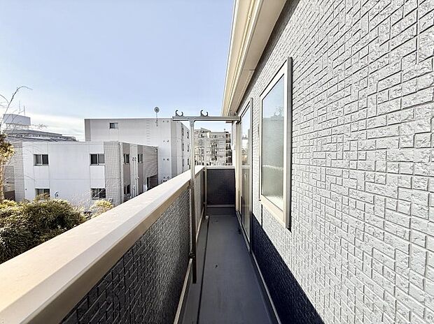 ■ 心地よい風と光を感じる、くつろぎのバルコニー