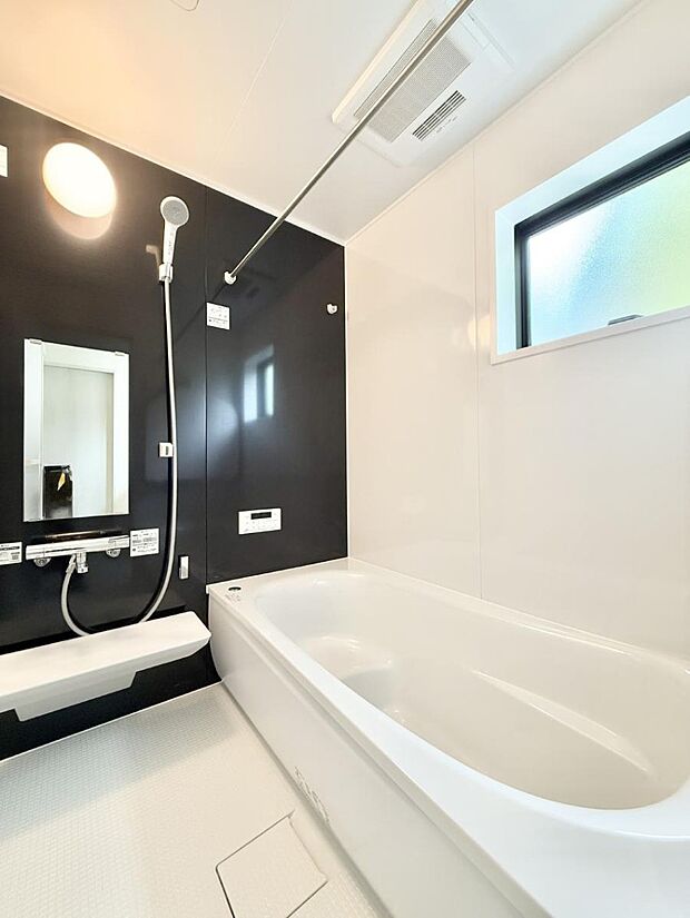 ■落ち着いた色合いの壁面、ゆっくり寛げるバスルーム