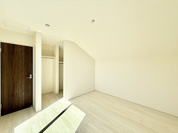 ■シンプルな空間で、収納付きベッドやデスクなど、多機能な家具を活用しやすいです