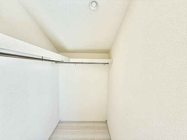 ■季節の洋服も、思い出の小物もすっきり収納できるウォークインクローゼット付  