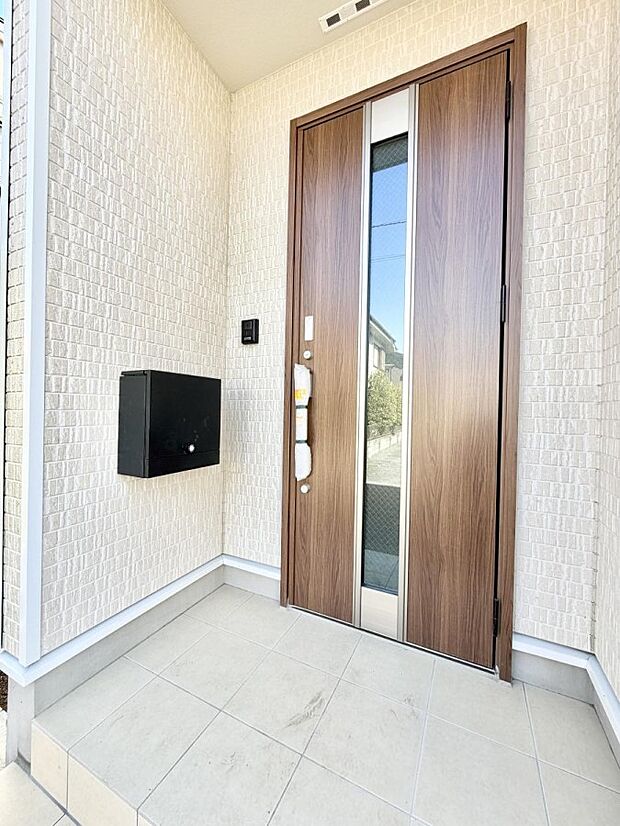 ■ シンプルで美しく、住まいの第一印象を彩る玄関です