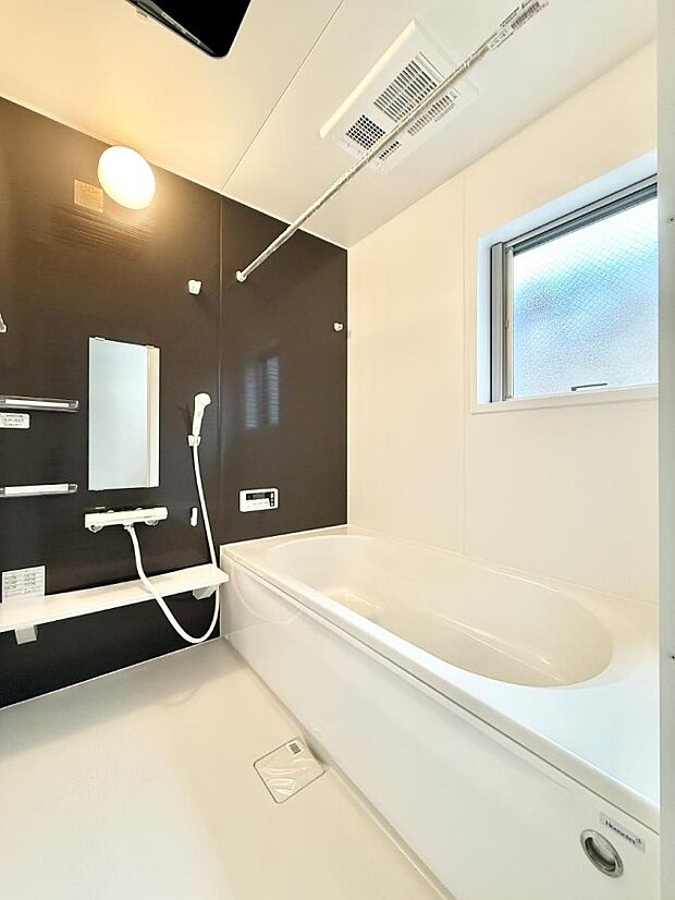 ■落ち着いた色合いの壁面、ゆっくり寛げるバスルーム