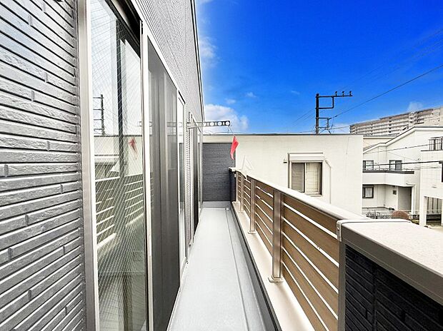 ■ 心地よい風と光を感じる、くつろぎのバルコニー