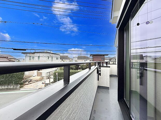 ■ 心地よい風と光を感じる、くつろぎのバルコニー