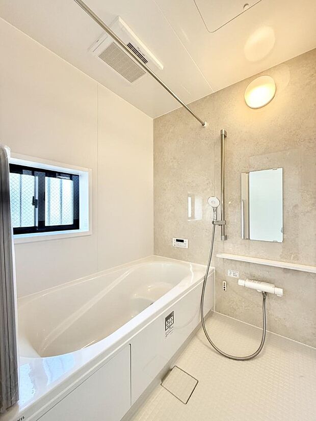 ■落ち着いた色合いの壁面、ゆっくり寛げるバスルーム