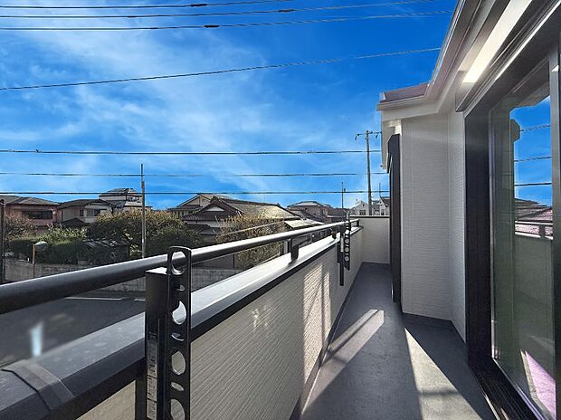 ■ 心地よい風と光を感じる、くつろぎのバルコニー