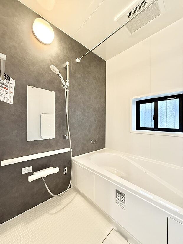 ■落ち着いた色合いの壁面、ゆっくり寛げるバスルーム