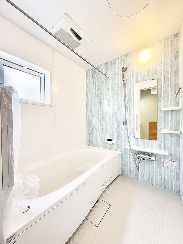 ■落ち着いた色合いの壁面、ゆっくり寛げるバスルーム