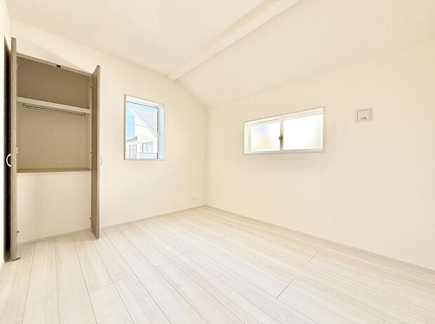 ■シンプルな空間で、収納付きベッドやデスクなど、多機能な家具を活用しやすいです