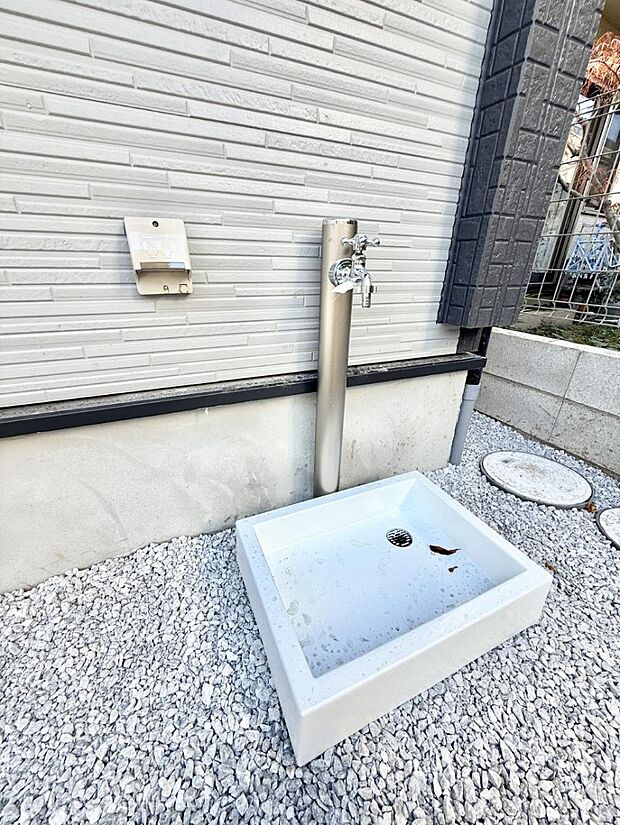 ■ガーデニングや洗車などの際に大活躍な屋外立水栓