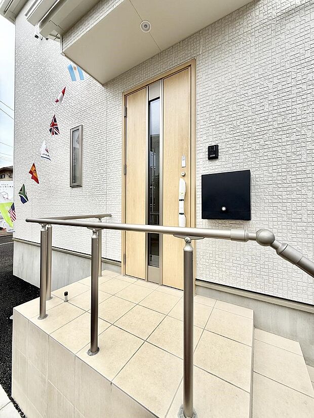 ■ シンプルで美しく、住まいの第一印象を彩る玄関です