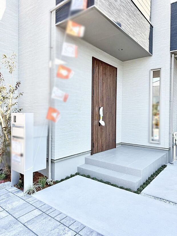 ■ シンプルで美しく、住まいの第一印象を彩る玄関です