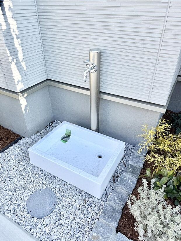 ■ガーデニングや洗車などの際に大活躍な屋外立水栓  