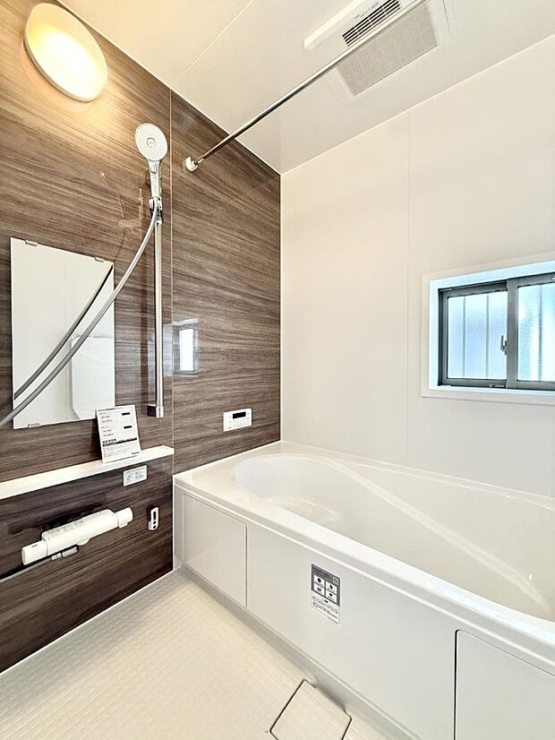 ■落ち着いた色合いの壁面、ゆっくり寛げるバスルーム