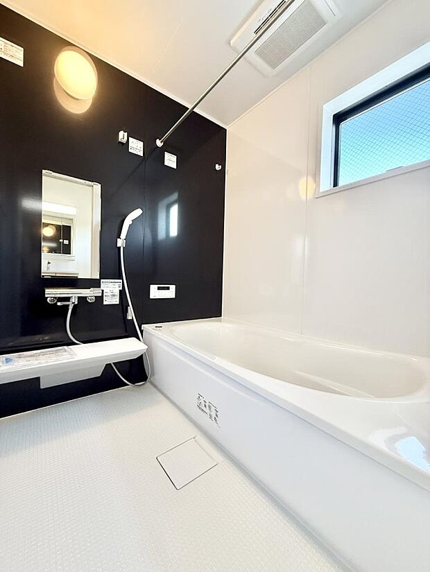 ■落ち着いた色合いの壁面、ゆっくり寛げるバスルーム