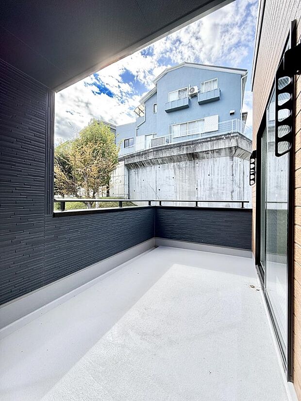 ■ 心地よい風と光を感じる、くつろぎのバルコニー