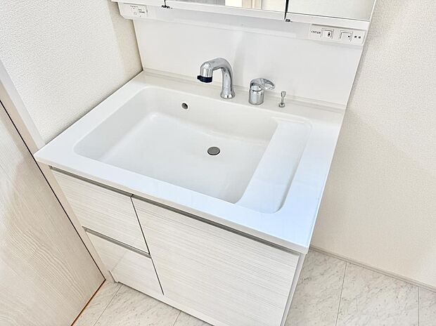 ■細かい部分まで洗いやすく便利なハンドシャワー付き