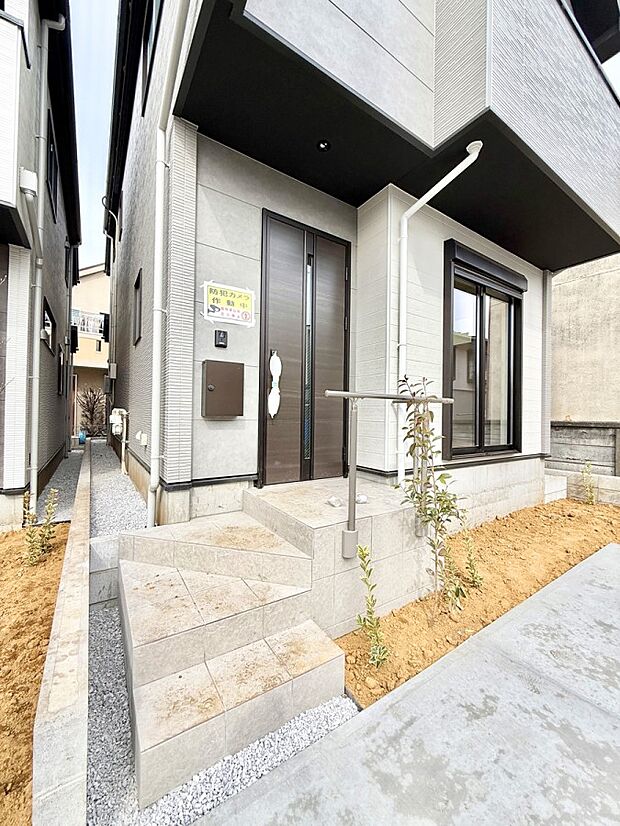 ■ シンプルで美しく、住まいの第一印象を彩る玄関です