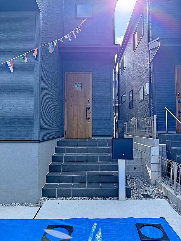 ■ シンプルで美しく、住まいの第一印象を彩る玄関です