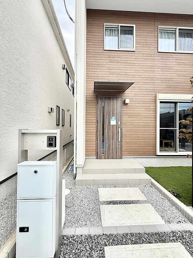 ■ シンプルで美しく、住まいの第一印象を彩る玄関です