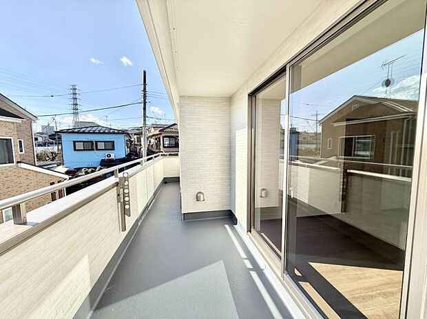 ■ 心地よい風と光を感じる、くつろぎのバルコニー