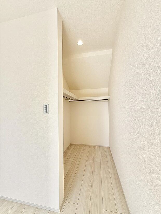 ■季節の洋服も、思い出の小物もすっきり収納できるウォークインクローゼット付