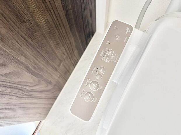 ■温水洗浄で快適、清潔感が保たれるシャワートイレ