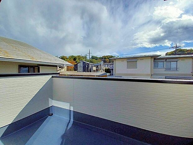 ■ 心地よい風と光を感じる、くつろぎのバルコニー