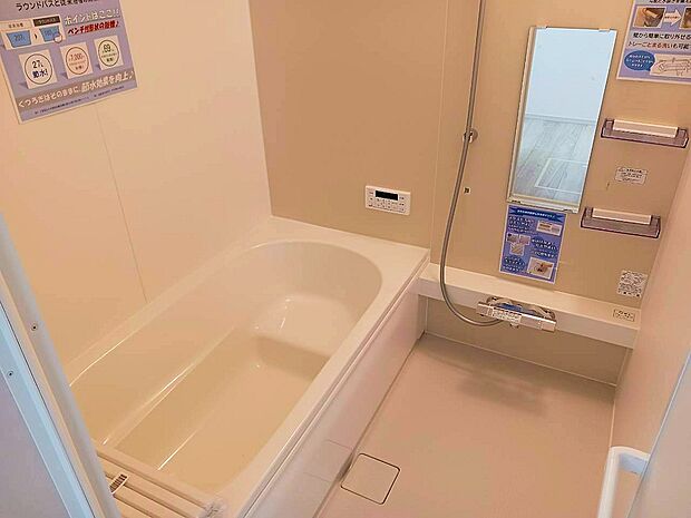 ■落ち着いた色合いの壁面、ゆっくり寛げるバスルーム