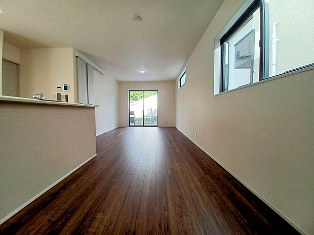 ■自然の光が差し込み、明るい空間が広がります