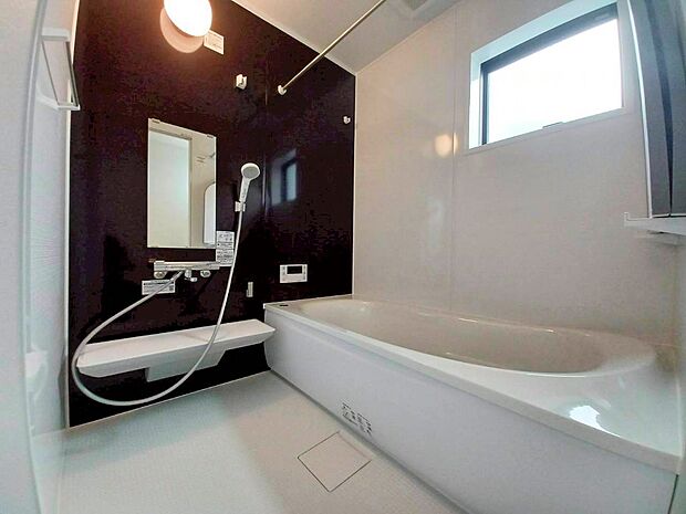 ■落ち着いた色合いの壁面、ゆっくり寛げるバスルーム