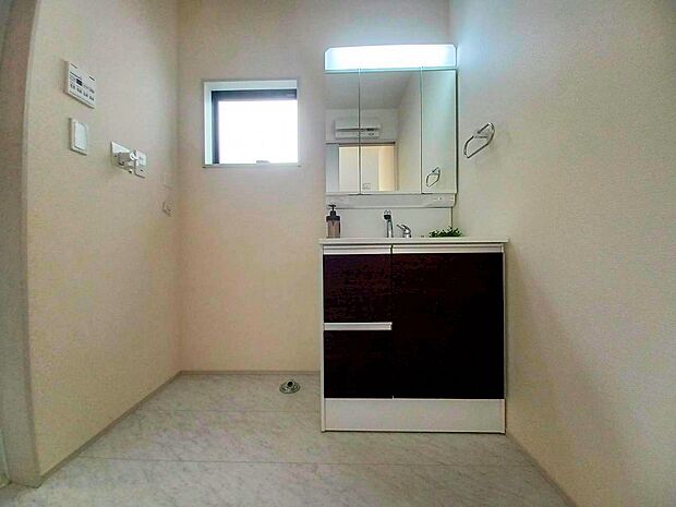 ■明るい洗面所は毎朝の歯磨きも楽しくできちゃいそうです♪