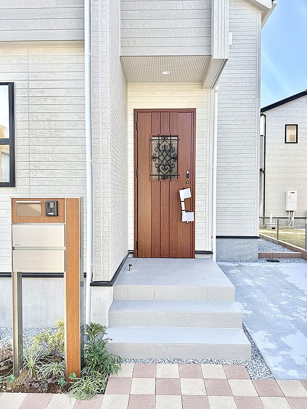 ■ シンプルで美しく、住まいの第一印象を彩る玄関です