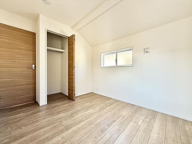 ■シンプルな空間で、収納付きベッドやデスクなど、多機能な家具を活用しやすいです