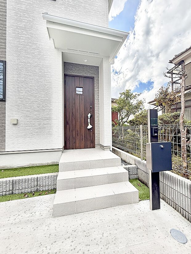 ■ シンプルで美しく、住まいの第一印象を彩る玄関です