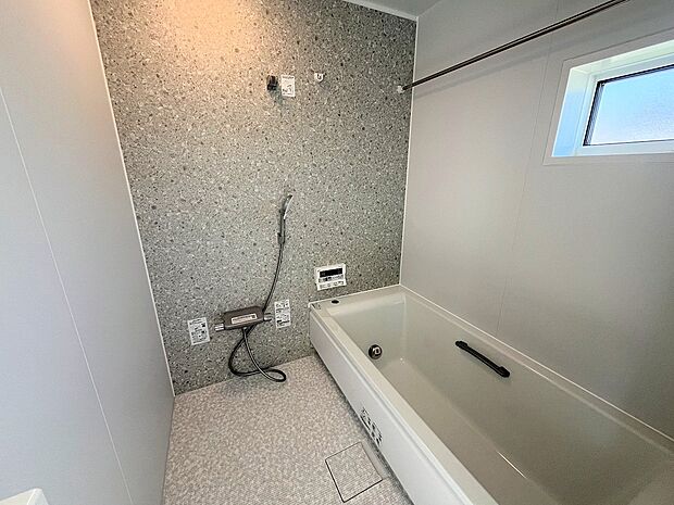 ■落ち着いた色合いの壁面、ゆっくり寛げるバスルーム