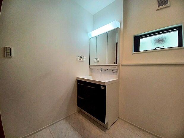 ■明るい洗面所は毎朝の歯磨きも楽しくできちゃいそうです♪