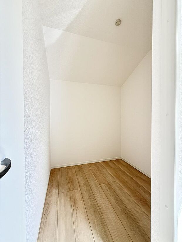 ■季節の洋服も、思い出の小物もすっきり収納できるウォークインクローゼット付