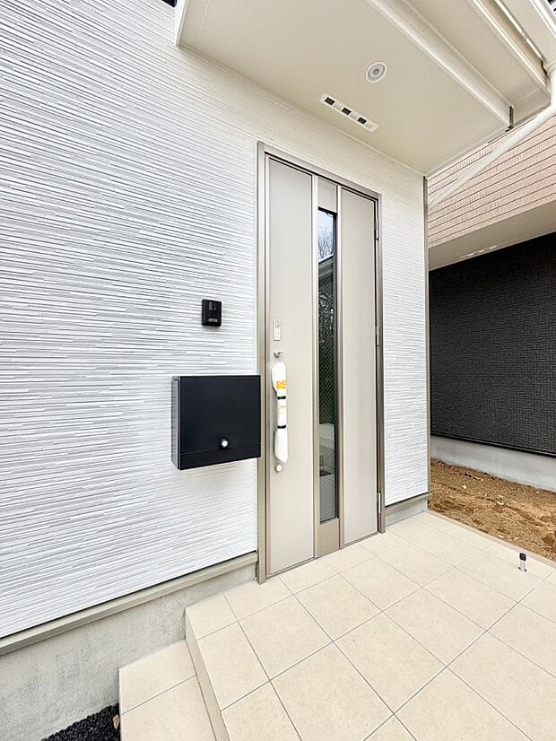 ■ シンプルで美しく、住まいの第一印象を彩る玄関です