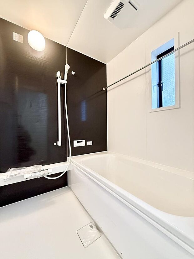 ■落ち着いた色合いの壁面、ゆっくり寛げるバスルーム