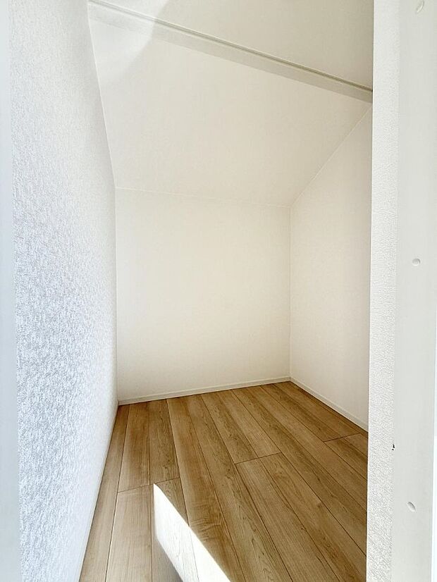 ■季節の洋服も、思い出の小物もすっきり収納できるウォークインクローゼット付  