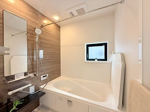 ■落ち着いた色合いの壁面、ゆっくり寛げるバスルーム