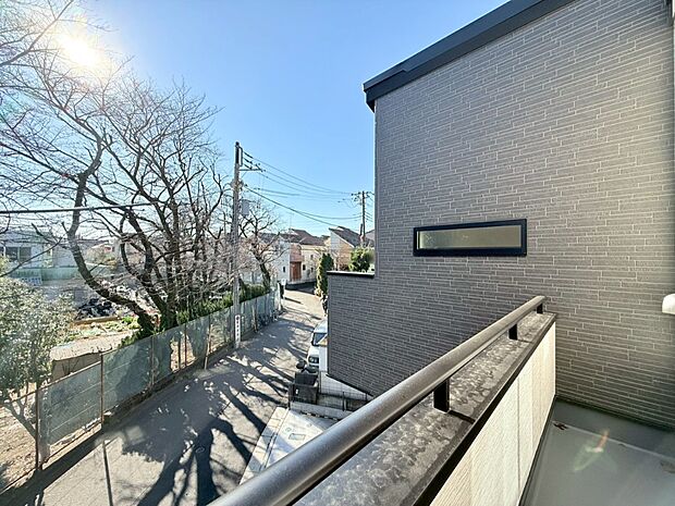 ■ 心地よい風と光を感じる、くつろぎのバルコニー