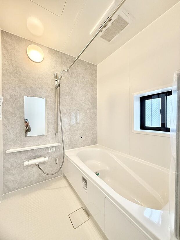 ■落ち着いた色合いの壁面、ゆっくり寛げるバスルーム